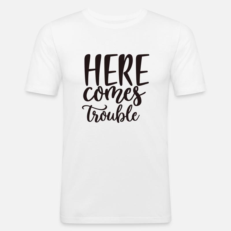 Here Comes Trouble - Männer Slim Fit T-Shirt - Weiß