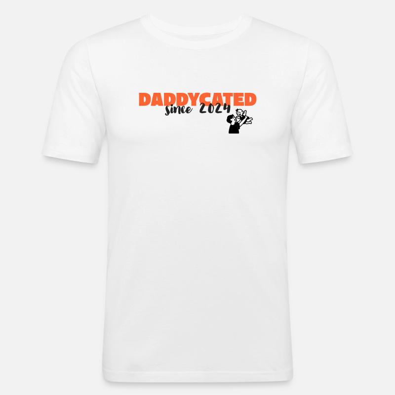 Daddycated since 2024 - Männer Slim Fit T-Shirt - Weiß