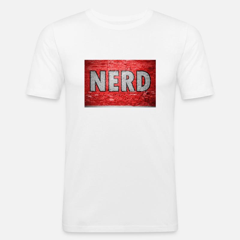Nerd Graffiti auf Ziegelmauer - Männer Slim Fit T-Shirt - Weiß
