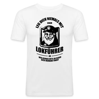 Leg Dich niemals mit einem Lokführer an - Männer Slim Fit T-Shirt - Weiß - Vorne - Nik (191cm)