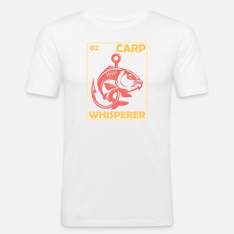 Carp Whisperer- Karpfen Flüsterer - Männer Slim Fit T-Shirt - Weiß