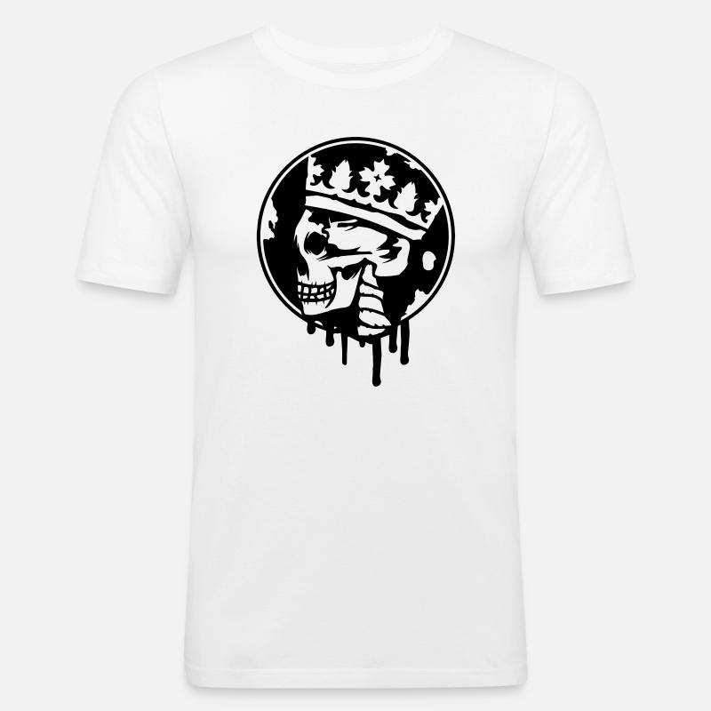 Totenschädel mit Krone Graffiti - Männer Slim Fit T-Shirt - Weiß