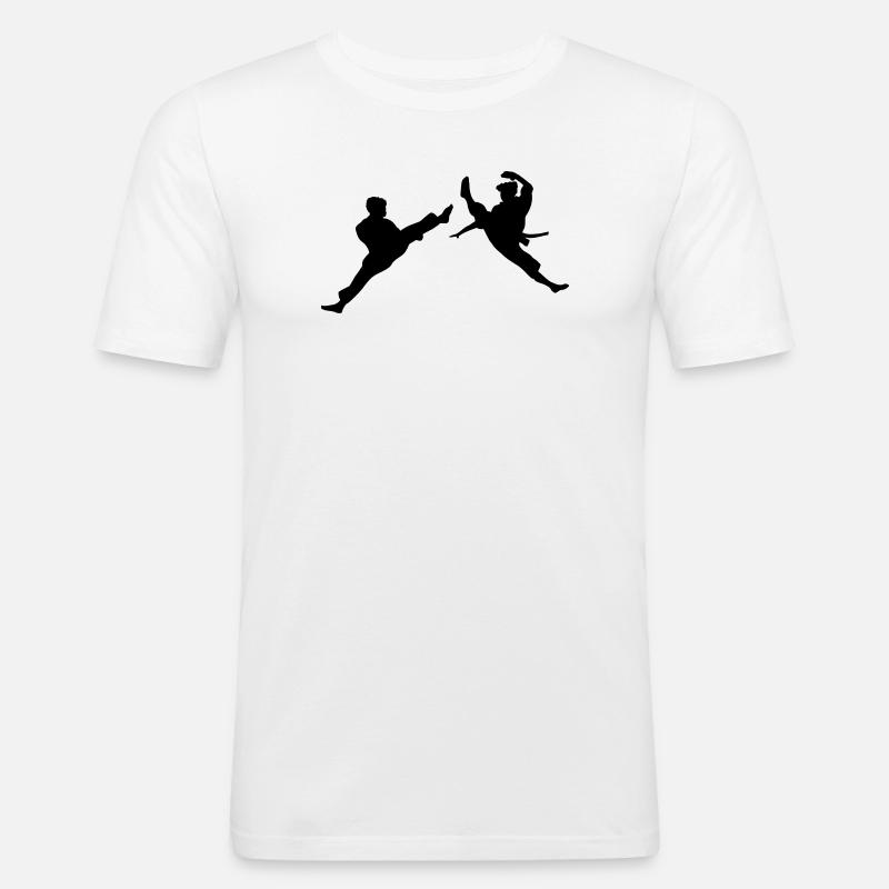Zwei fliegende Karate-Kick oder Teakwondo-Kick - Männer Slim Fit T-Shirt - Weiß