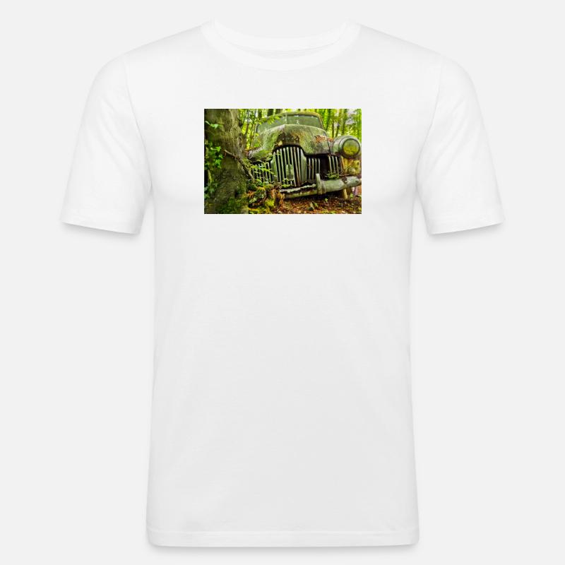 Waldverfall: Rostige Autoüberreste - Männer Slim Fit T-Shirt - Weiß