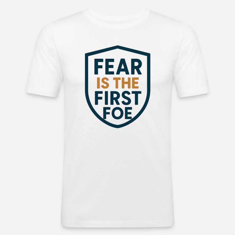 Furcht ist das erste Feindschild-Design - Männer Slim Fit T-Shirt - Weiß