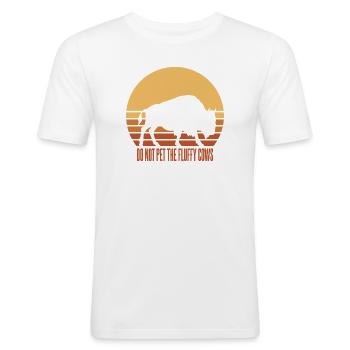 Silhouette de buffle drôle et audacieuse au coucher du soleil - T-shirt près du corps Homme - blanc - Devant - Nik (191cm)