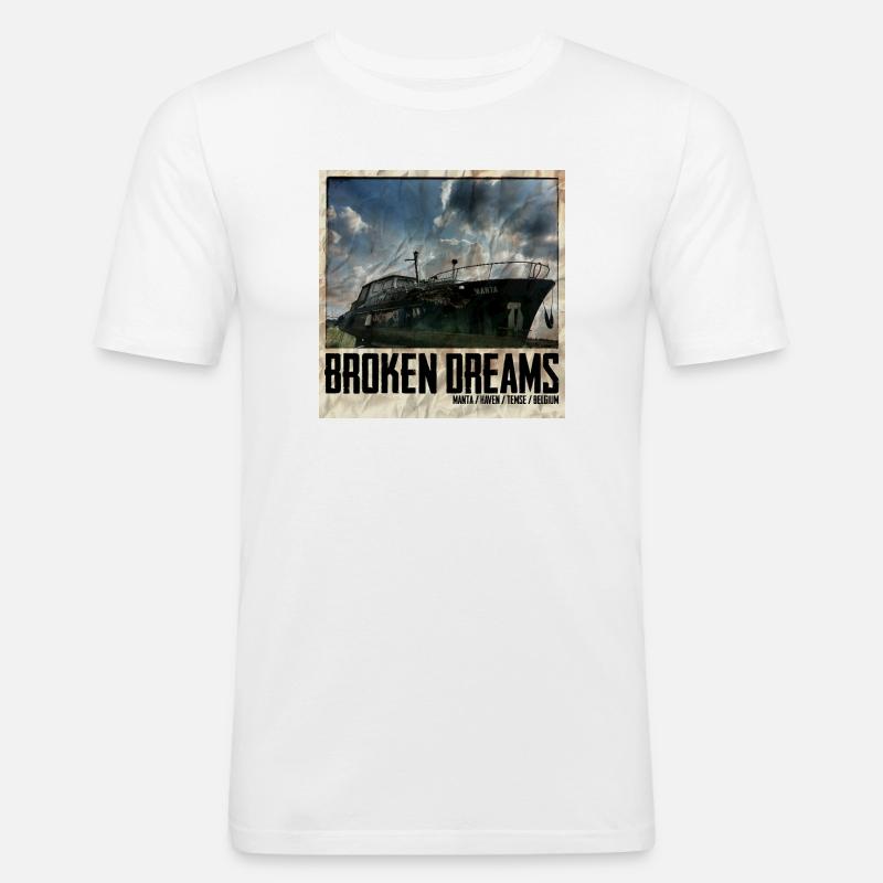 Verfallenes Schiff mit Himmelshintergrund - Männer Slim Fit T-Shirt - Weiß