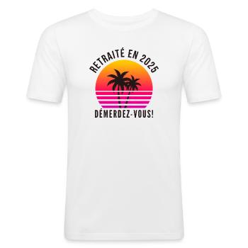 Retraité en 2025, Humour départ à la retraite - T-shirt près du corps Homme - blanc - Devant - Nik (191cm)