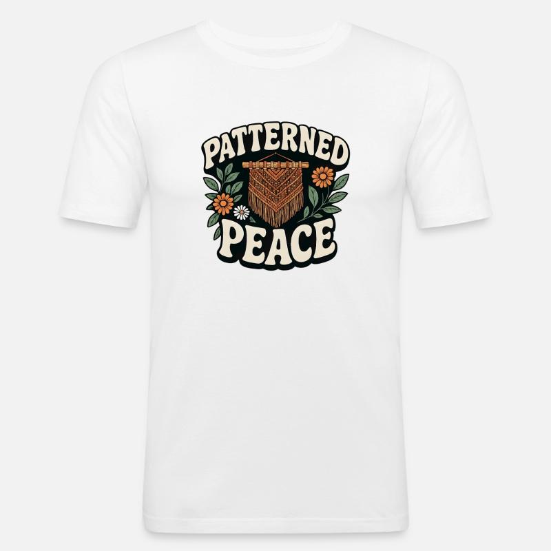 Gemusterte Ruhe | Makramee Boho - Männer Slim Fit T-Shirt - Weiß