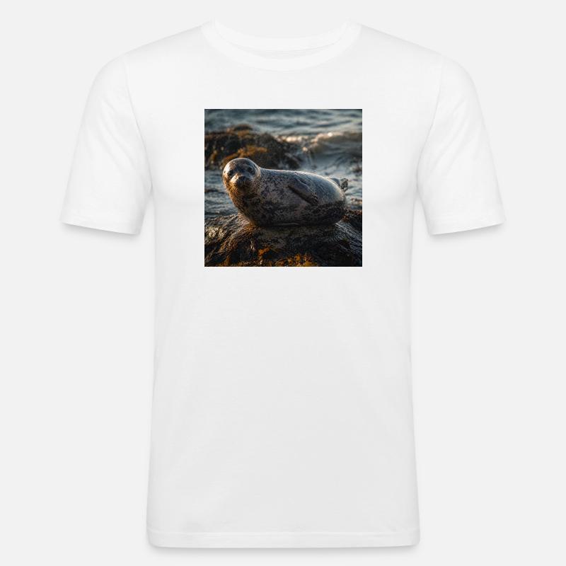 Robbe auf der Klippe am Meer - Männer Slim Fit T-Shirt - Weiß