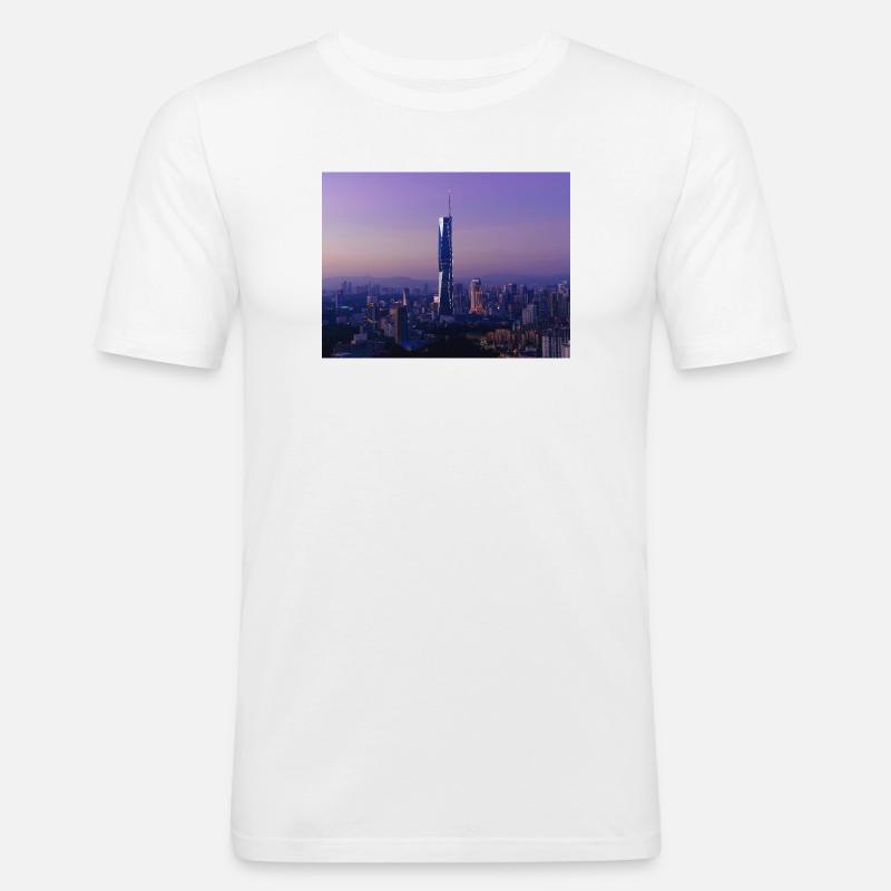 Dämmerungs-Skyline mit Turmspitze - Männer Slim Fit T-Shirt - Weiß