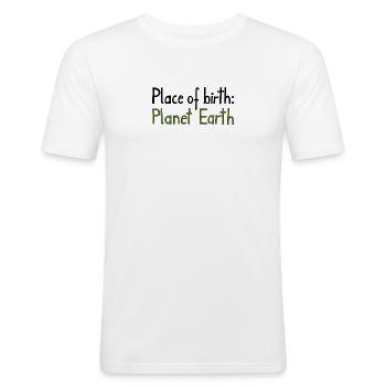 Place of birth: Planet Earth - Männer Slim Fit T-Shirt - Weiß - Vorne - Nik (191cm)