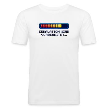 „Eskalations Shirt“ – Nerd & Geek Style (deutsch) - Männer Slim Fit T-Shirt - Weiß - Vorne - Nik (191cm)