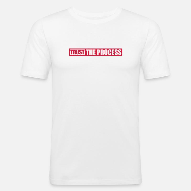 trust the process Zitat - Männer Slim Fit T-Shirt - Weiß