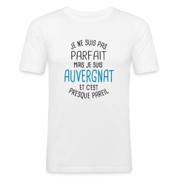 Pas parfait mais auvergnat - T-shirt près du corps Homme - blanc - Devant - Nik (191cm)