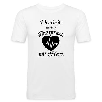 Arztpraxis mit Herz Geschenk Medizin Arzt - Männer Slim Fit T-Shirt - Weiß - Vorne - Nik (191cm)
