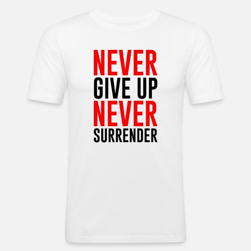 NEVER GIVE UP NEVER SURRENDER - Männer Slim Fit T-Shirt - Weiß
