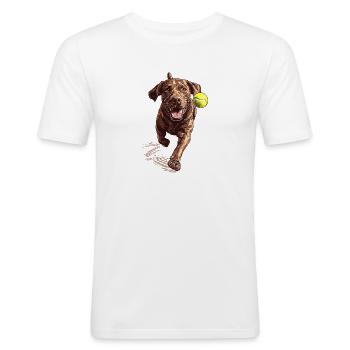 Brauner Labrador jagt einen Ball - Männer Slim Fit T-Shirt - Weiß - Vorne - Nik (191cm)
