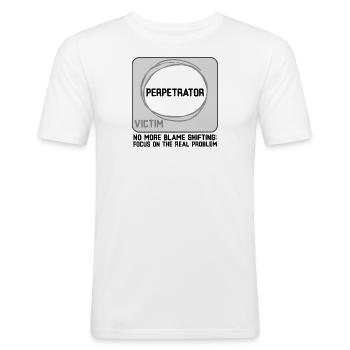 Keine Schuldzuweisungen mehr: Konzentrieren Sie sich auf das eigentliche Problem - Männer Slim Fit T-Shirt - Weiß - Vorne - Nik (191cm)