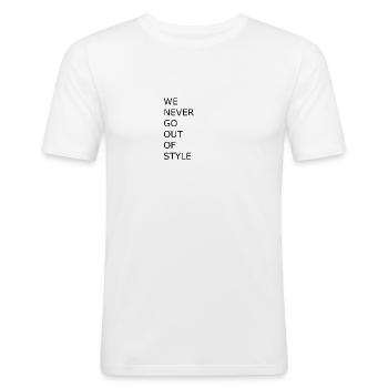 NOUS NE SORTIRONS JAMAIS DE FANS SHIRT DE STYLE - T-shirt près du corps Homme - blanc - Devant - Nik (191cm)