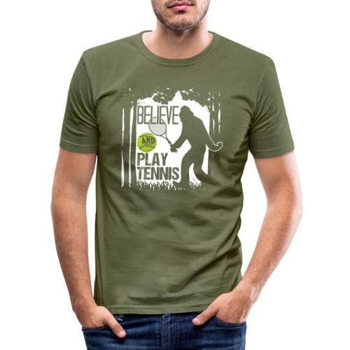 Believe Bigfoot Playing Tennis Sasquatch - Männer Slim Fit T-Shirt