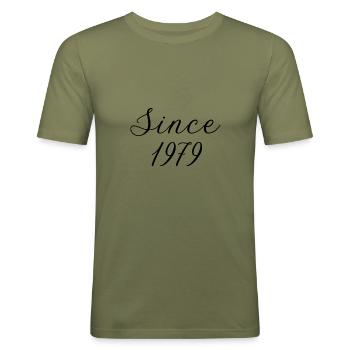 Since 1979 - Männer Slim Fit T-Shirt - Khaki Grün - Vorne - Jaron (178cm)