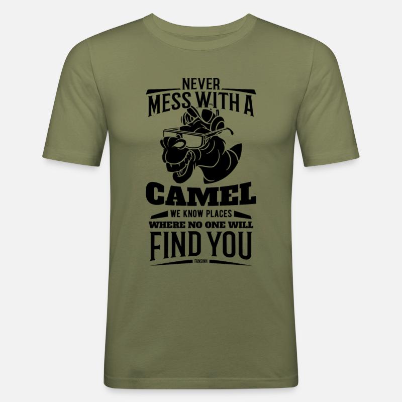 Never Mess With A Camel - Männer Slim Fit T-Shirt - Khaki Grün