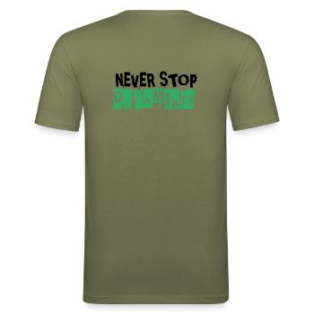 Never Stop Dreaming - Männer Slim Fit T-Shirt - Khaki Grün - Hinten - Jaron (178cm)