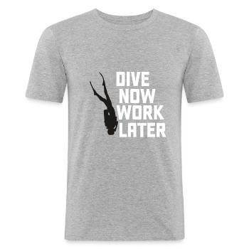 dive now work later - Männer Slim Fit T-Shirt - Grau meliert - Vorne - Nik (191cm)