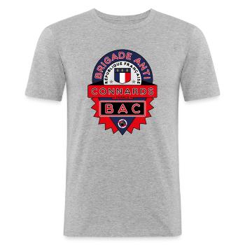 BAC Brigade Anti-Connards - T shirt cadeau - T-shirt près du corps Homme - gris chiné - Devant - Nik (191cm)