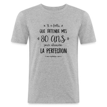 80 ans/perfection - T-shirt près du corps Homme - gris chiné - Devant - Nik (191cm)