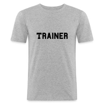 Trainer Schriftzug - Männer Slim Fit T-Shirt - Grau meliert - Vorne - Nik (191cm)