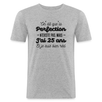 25 ans de perfection / cadeau anniversaire 25 ans - T-shirt près du corps Homme - gris chiné - Devant - Nik (191cm)