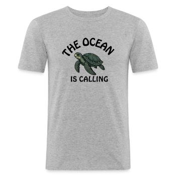 The Ocean is calling - Männer Slim Fit T-Shirt - Grau meliert - Vorne - Nik (191cm)