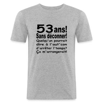53 ans / anniversaire 53 ans / t-shirt 53 ans - T-shirt près du corps Homme - gris chiné - Devant - Nik (191cm)