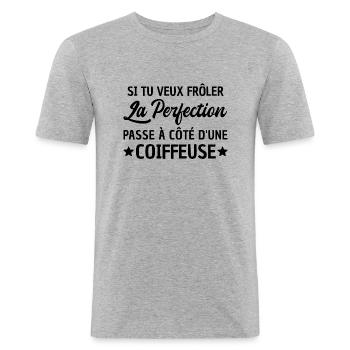 perfection coiffeuse / humour coiffeuse - T-shirt près du corps Homme - gris chiné - Devant - Nik (191cm)