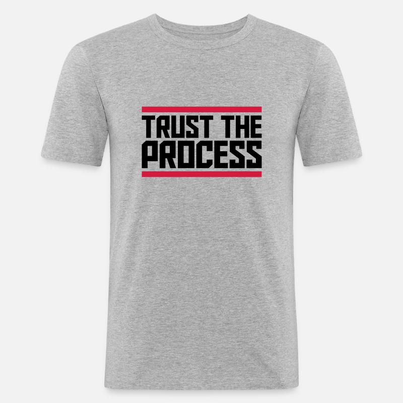 trust the process Zitat - Männer Slim Fit T-Shirt - Grau meliert