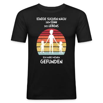 Vater mit Zwillingen - Sinn des Lebens - Männer Slim Fit T-Shirt - Schwarz - Vorne - Nik (191cm)