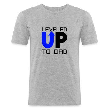 Dad Level Unlocked - Niveau jusqu’à Daddy Loading - T-shirt près du corps Homme - gris chiné - Devant - Nik (191cm)