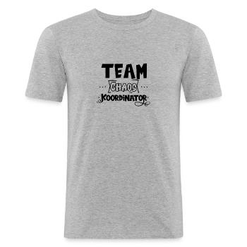 Team Chaos Koordinator witzige Sprüche - Männer Slim Fit T-Shirt - Grau meliert - Vorne - Nik (191cm)