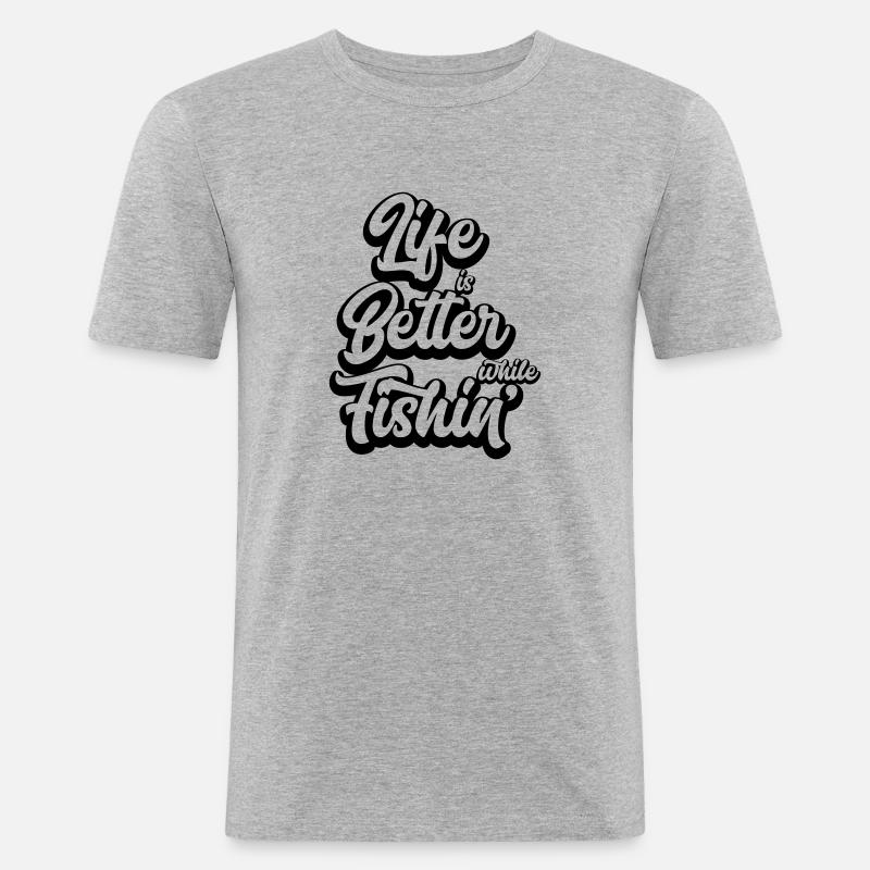 Life Is Better While Fishin' - Männer Slim Fit T-Shirt - Grau meliert