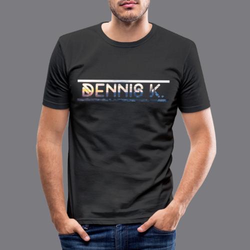 Dennis K. Logo bunt - Männer Slim Fit T-Shirt
