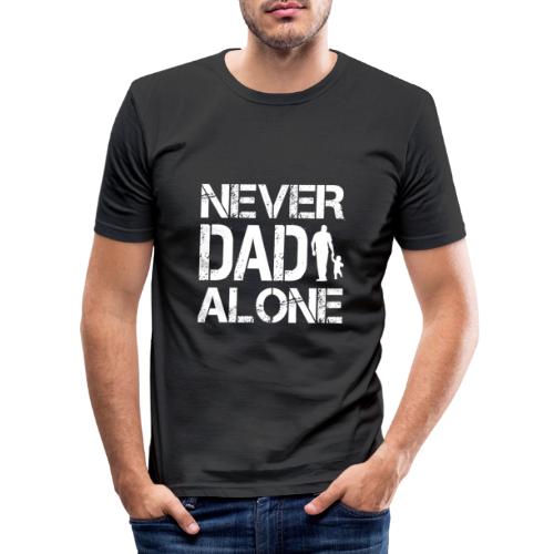 Never Dad Alone Papa Spruch Vater Geschenkidee - Männer Slim Fit T-Shirt