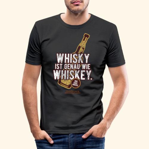 Whisky ist wie Whiskey braun - Männer Slim Fit T-Shirt
