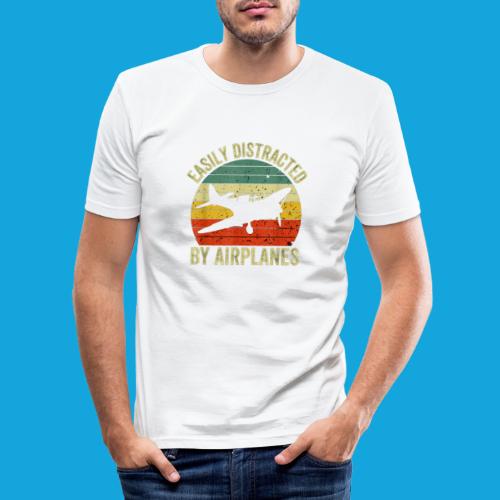 Easily Distracted by Airplanes - Männer Slim Fit T-Shirt