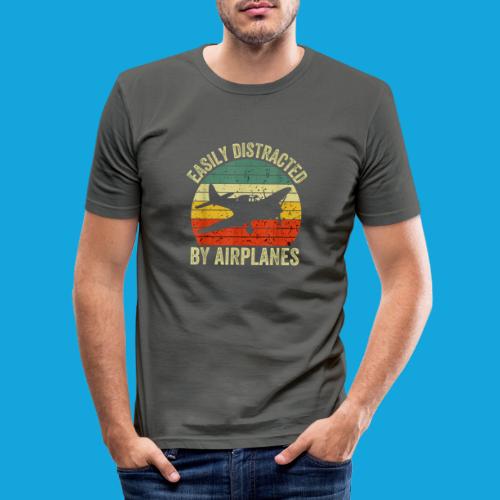 Easily Distracted by Airplanes - Männer Slim Fit T-Shirt