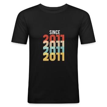 Vintage 2011 Geburtstag Geburtsjahr Retro Vintage - Männer Slim Fit T-Shirt - Schwarz - Vorne - Nik (191cm)