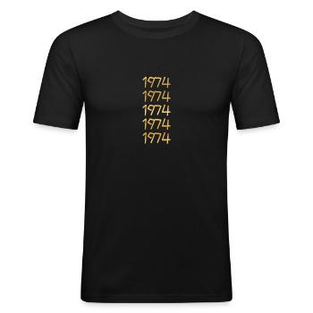 Freizeit 1974 - Männer Slim Fit T-Shirt - Schwarz - Vorne - Nik (191cm)