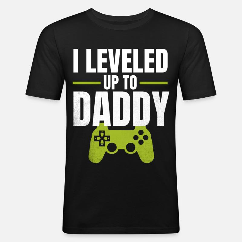 I Leveled Up to Daddy - Männer Slim Fit T-Shirt - Schwarz