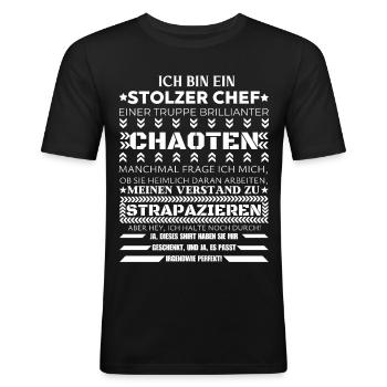 ICH BIN EINE STOLZER CHEF BRILLIANTER CHAOTEN - Männer Slim Fit T-Shirt - Schwarz - Vorne - Nik (191cm)
